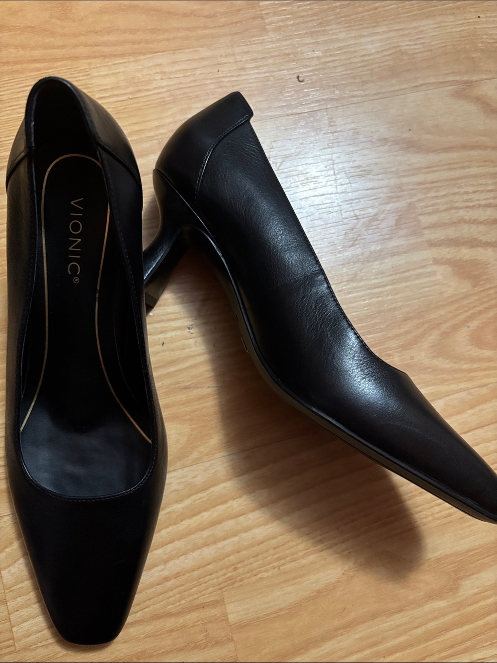 Vionic Black Women's Square-Toe Leather Pumps - Picture 3 of 3